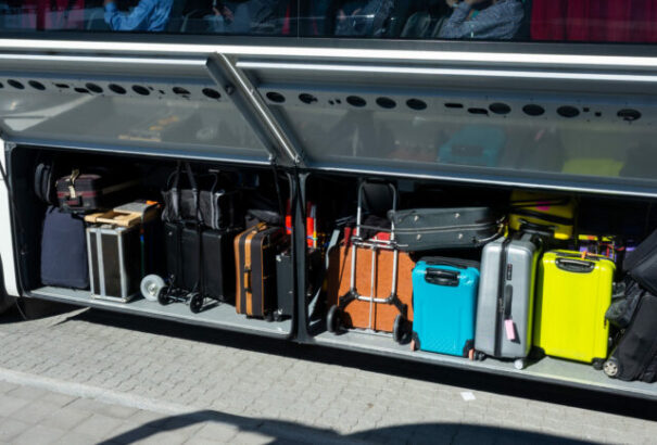 Egy nő a bőröndbe zárt kétéves kislányával utazott a buszon