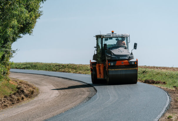 Bővülő, biztonságosabb útszakaszok Nyitra megyében – 2,8 millió euróból modernizálják a megyei közutakat