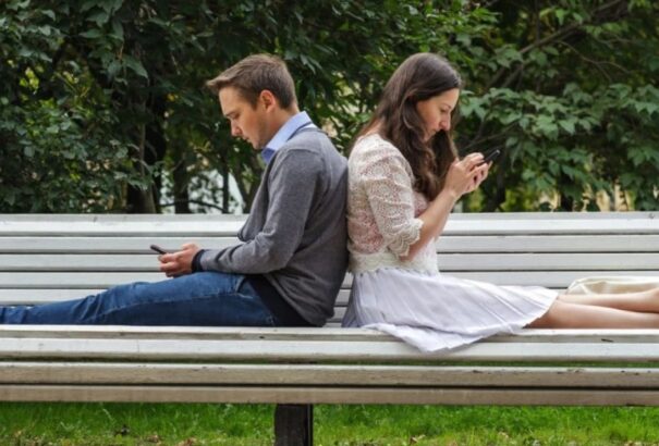 Egyre nehezebben randiznak a fiatalok, mert a férfiak jobbra tolódnak, a nők pedig progresszívakká válnak