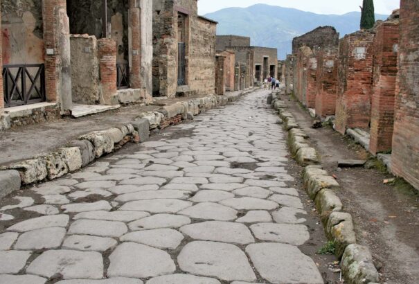 Köveket lopott Pompejiből egy skót turista: börtön és 1500 eurós bírság is várhat rá