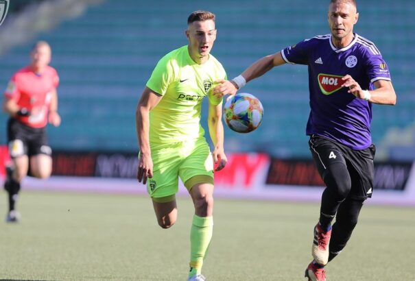 Faramuci helyzet a Szőgyén-KFC kupameccsen – Saláta az egyik csapat másodedzője és a másik játékosa