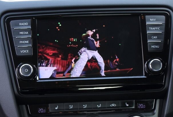 Rendőrség: Tilos vezetés közben filmet vagy videót nézni!