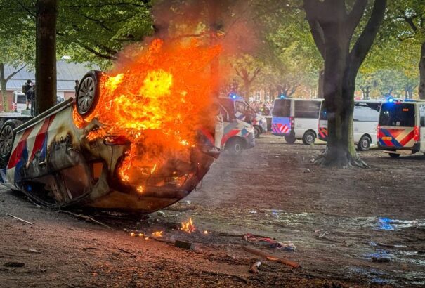 Bevándorlásellenes tüntetés volt Hágában – a rendőrség vízágyút vetett be