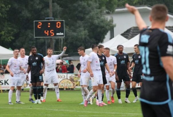A bajnok Slovan kétgólos hátrányból fordított az ötödosztályú Nádszeg ellen, Mak szerint társai nem tisztelik az égszínkék mezt