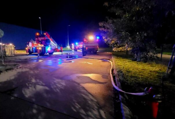 Tűz ütött ki egy raktárépületben Egyházkarcsán