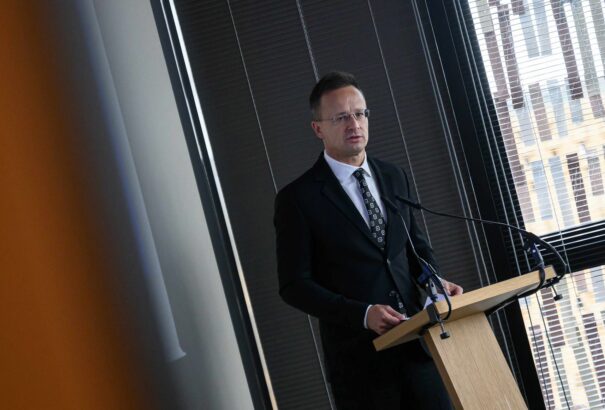 Szijjártó Péter New Yorkba utazik, hogy a békéért küzdjön