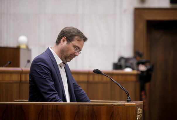 Alkotmánymódosítási vita: Matovič árulásról beszél, Krajčí a gyerekek védelmére hivatkozik