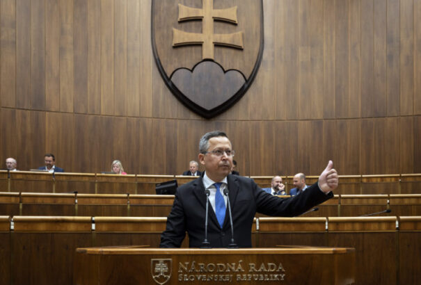 Elfogadták a képviselők az újabb konszolidációs csomagot: emelkednek a járulékok és csökken a munkaszüneti napok száma