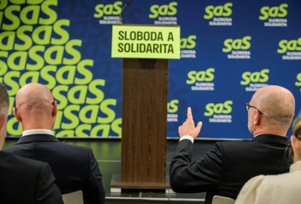 Teljes globalista behódolás – Kiderült, miért kellett mennie Sulíknak az SaS-ból