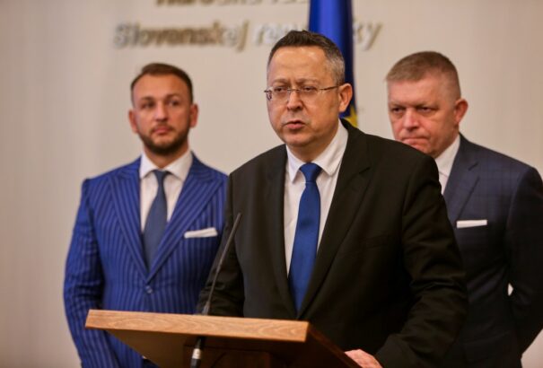 Bemutatták a kormány gigászi megszorítócsomagját: 2,7 milliárd euró, adóemelés, drágulás, bérbefagyasztás