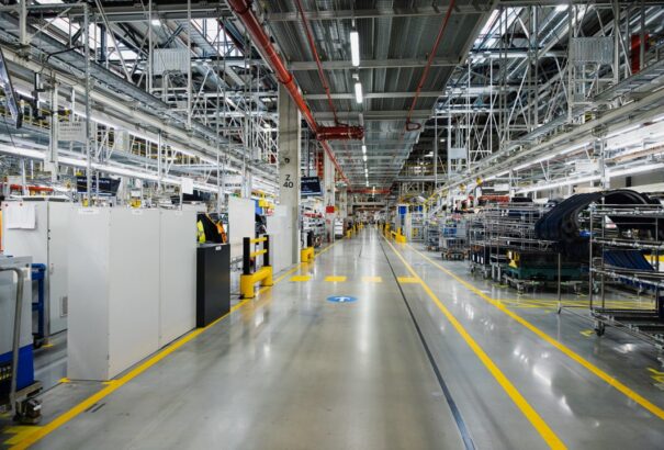 Még mindig áll a termelés a Jaguar Land Rover gyáraiban – Nyitrán is