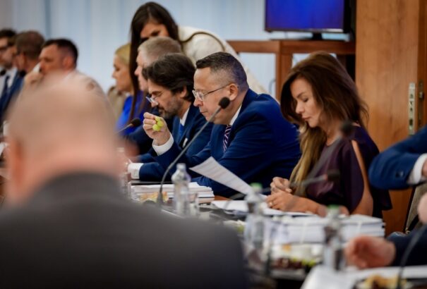 Komoly megszorítások a közszférában: elbocsátások és hivatalok összevonása jöhet