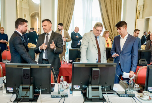 Taraba szembemegy Brüsszellel: nem kér a lakossági kibocsátási engedélyekből