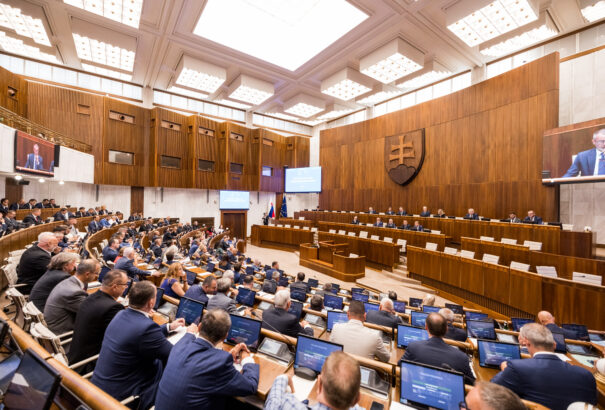 A pénzügyminiszter javaslatairól tárgyal a parlament a pénteki ülés kezdetén