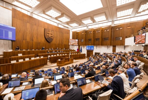 Gyorsított eljárásban tárgyalja a parlament a szlovák konszolidációs csomagot