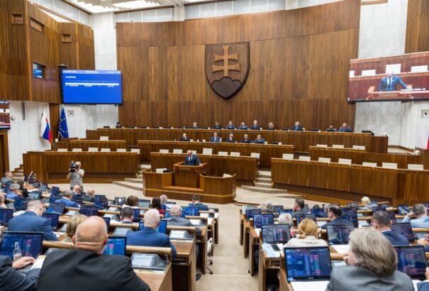 Elhalasztották az alkotmánymódosításról szóló szavazást