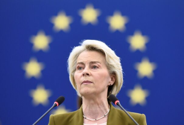 Két bizalmatlansági indítvány is fenyegeti von der Leyent