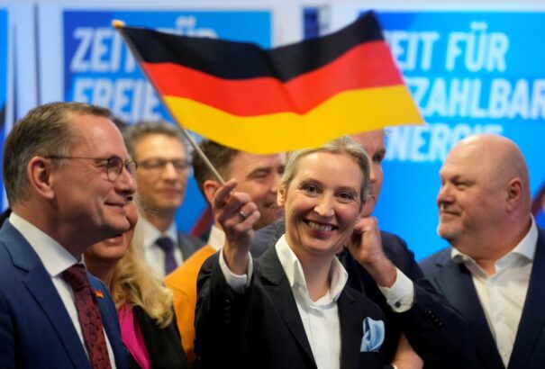 Történelmi csúcson a német AfD, beérte a kormánypártokat