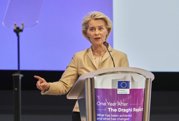 Az Európai Bizottság az orosz fosszilis tüzelőanyagok behozatalának korábbi leállítását javasolja