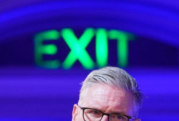 Hoppá! Európa legnagyobb háborús héjája a politikai túléléséért küzd