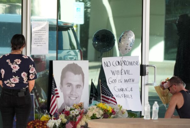 FBI: továbbra is keresik a Charlie Kirk elleni merénylet elkövetőjét, az előzőleg őrizetbe vett személyt elengedték