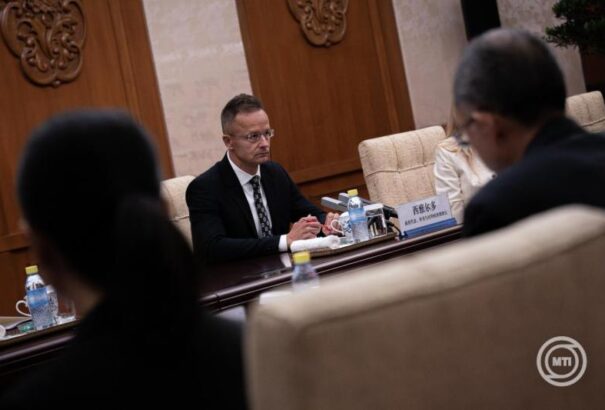 Szijjártó szerint Ukrajnában azért verhetnek halálra embereket, mert a háborúpártiak szerint mindent szabad