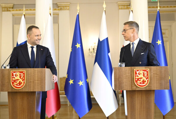 Finn elnök: A Szlovákiába és Magyarországra irányuló orosz olaj- és gázimportnak véget kell vetni