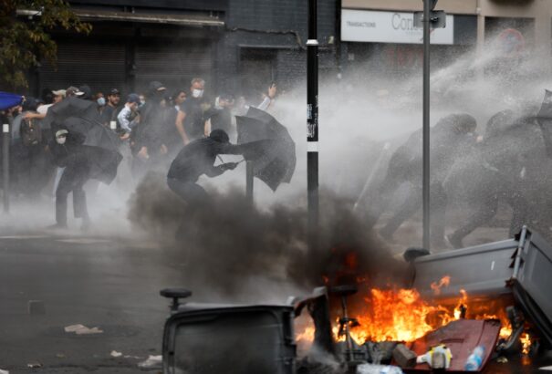 Országos tüntetéshullám fogadta az új francia miniszterelnököt, lángokban a francia városok