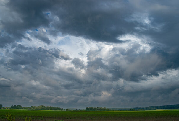 Zivatar, jégeső és viharos szél várható péntek este Szlovákiában