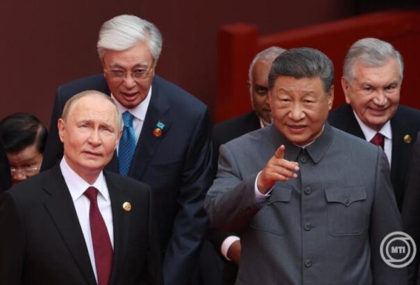 Kínai győzelem napja – Hszi Csin-ping: az emberiségnek a béke vagy a háború között kell választania