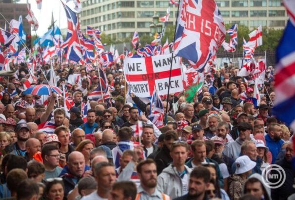 Tüntetés és ellentüntetés Londonban a bevándorlás és a szélsőjobb ellen