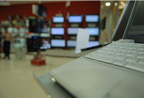 Brüsszel újabb adóval sújtaná a lakosságot: megsarcolná az elektronikát is