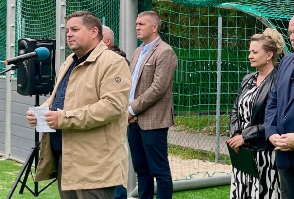 Új multifunkciós sportpályát adtak át Gútán