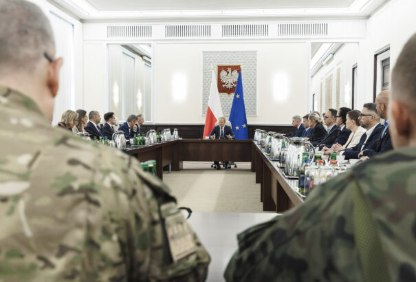 Tusk: Lengyelország nincs háborúban, de kezdeményezzük a NATO 4. cikkelyének aktiválását