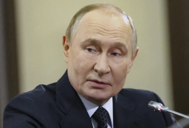 A brit kémfőnök szerint semmi bizonyíték arra, hogy Putyin békére törekedne Ukrajnában