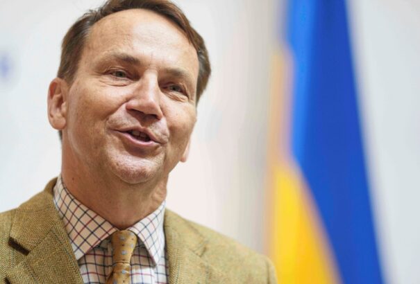 Sikorski már dörzsöli a tenyerét: „Közeleg” a NATO 5. cikkelyének aktiválása