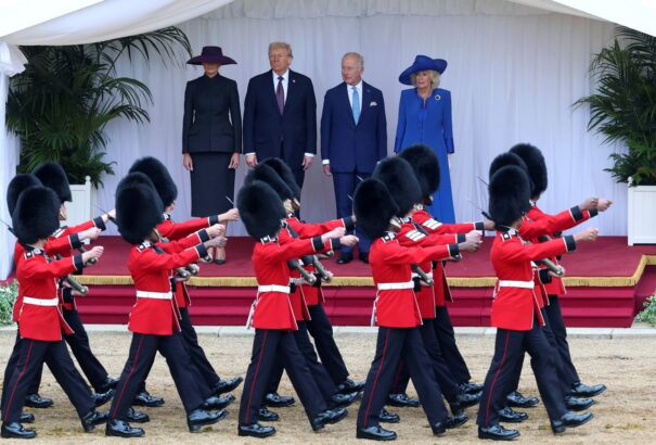 Katonai díszpompával fogadta a brit uralkodó az amerikai elnököt