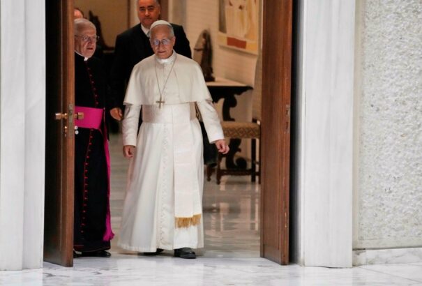 XIV. Leó pápa egy LMBTQ+ személyekkel foglalkozó papot fogadott magánkihallgatáson