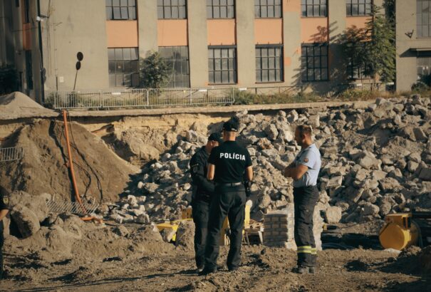 Pozsony fellélegezhet: sikeresen hatástalanították a városközpontban talált bombát – Képekkel