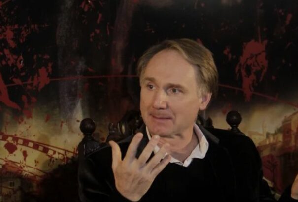 Hajnali, kígyózó sorok Prágában Dan Brown új könyvéért