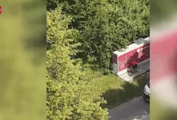 Felháborító: A futár a csomagon taposott, hogy az beférjen a csomagautomata rekeszébe (videóval)