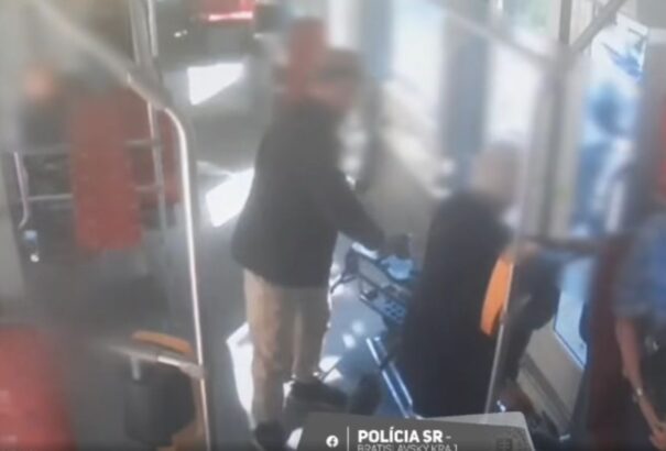 Járókeretes férfi támadt utasokra a pozsonyi villamoson – Rossz vége lett (Videóval)