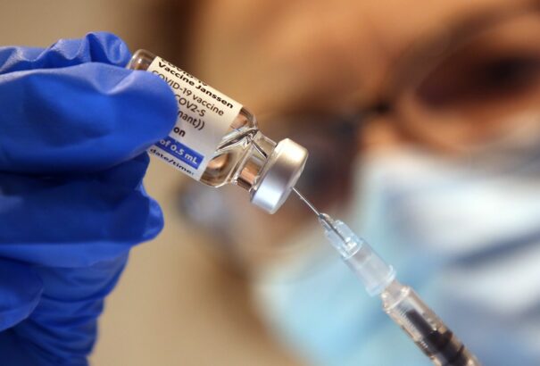 A COVID-19 új variánsa elleni vakcinák a tervek szerint érkeznek meg Szlovákiába