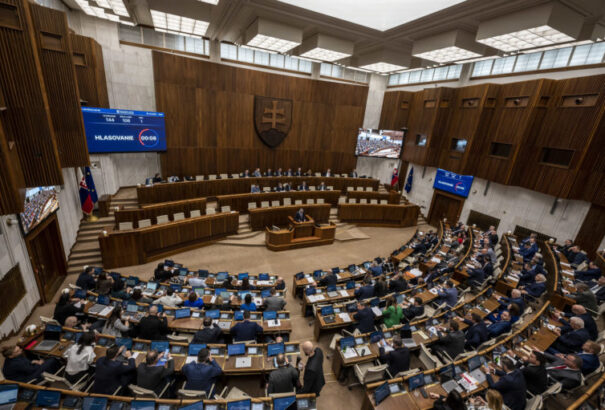 A konszolidációs csomagról vitáznak a képviselők – 2,7 milliárdos intézkedéscsomag került a parlament elé