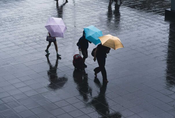 Heves esőzés és viharos szél várható Szlovákiában