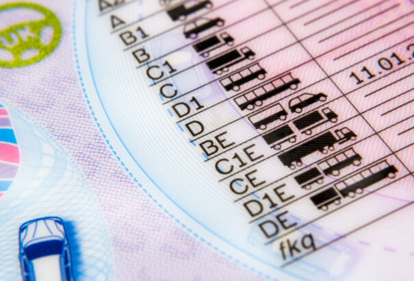 70 évre emelhetik a sofőrök kötelező orvosi vizsgálatának korhatárát