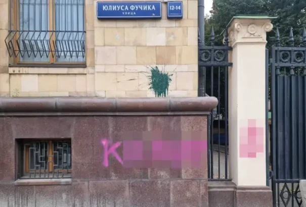 Vulgáris feliratokkal fújták le a cseh nagykövetség épületét Moszkvában