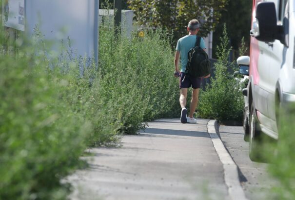 Bevezették a „sétasebesség” korlátozását a járdákon, mutatjuk kikre vonatkozik