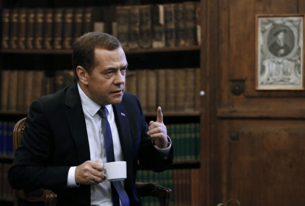 Medvegyev kigúnyolta Trumpot. „Tengeralattjárók Oroszország partjainál? Mint fekete macska a sötétben