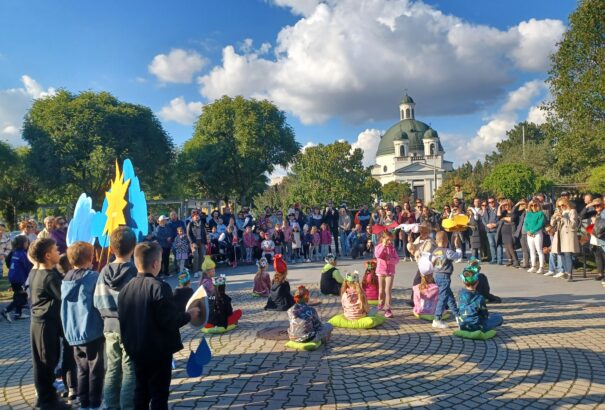 Szép szabadtéri programmal ünnepelték a komáromi gyerekek a magyar népmese napját (Képekkel)